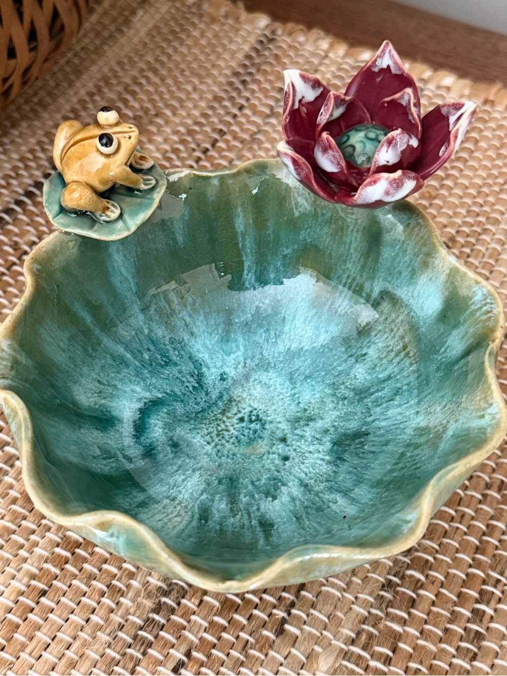 Vintage Majolica Style Lotus Bowl with Frog Accent - Picture 2 of 7